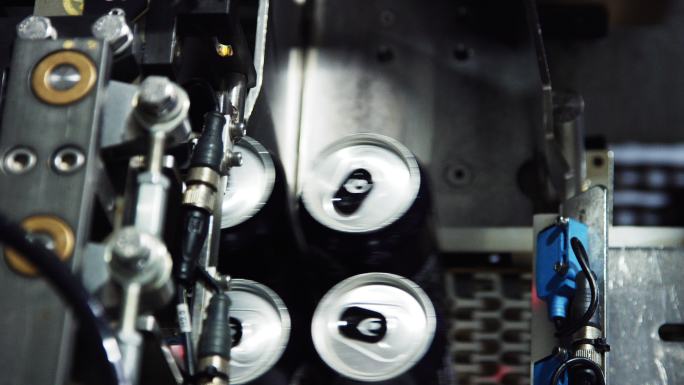 一台自动包装机在室内生产设施中准备铝罐