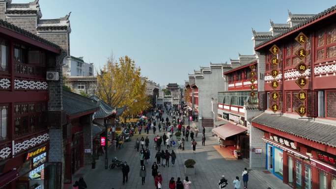 无人机飞跃襄阳古城仿古街北街牌坊城市风光