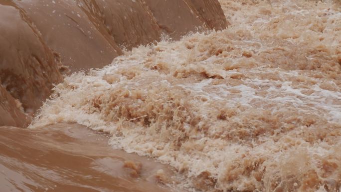 暴雨的污水泛滥泥石流波涛汹涌黄河