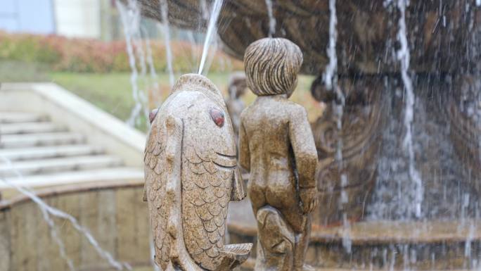 喷泉撒尿男孩雕塑