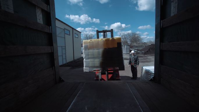 货物装载到卡车上视频素材
