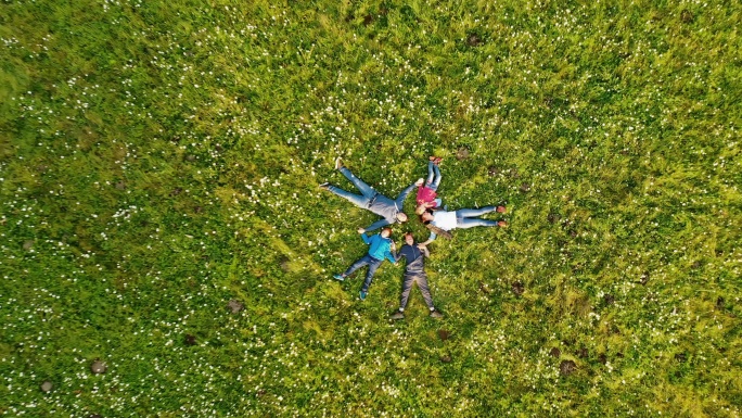 三个孩子围在草地上