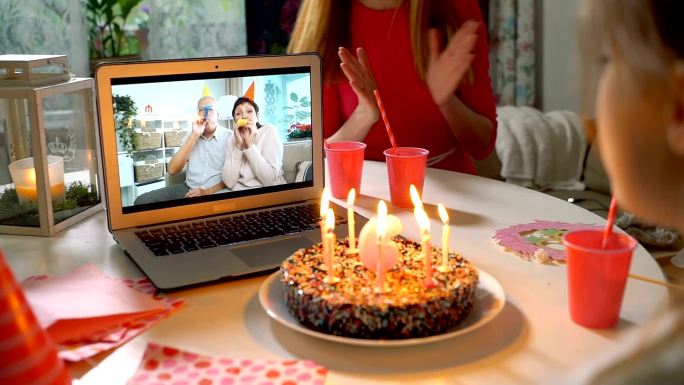 用电脑视频电话祝贺小孩子生日快乐