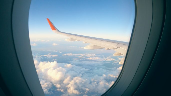 从飞机上看到的机翼和云层