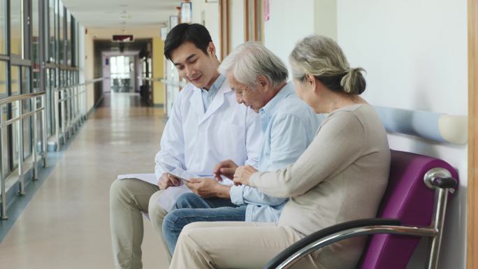 与患者交谈的医生养老院社保老人家安享晚年