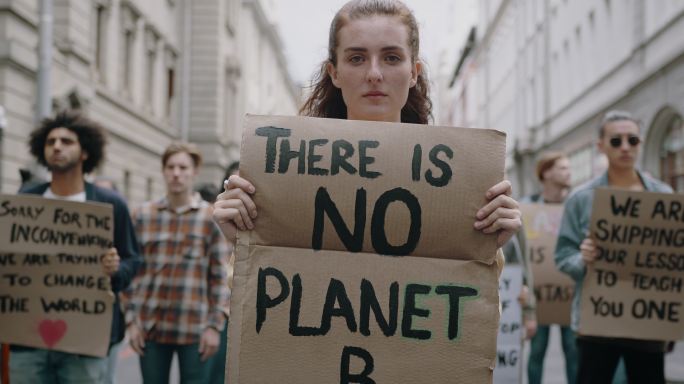 活动人士在街上抗议气候变化