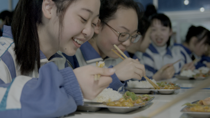 学校学生食堂笑脸视频