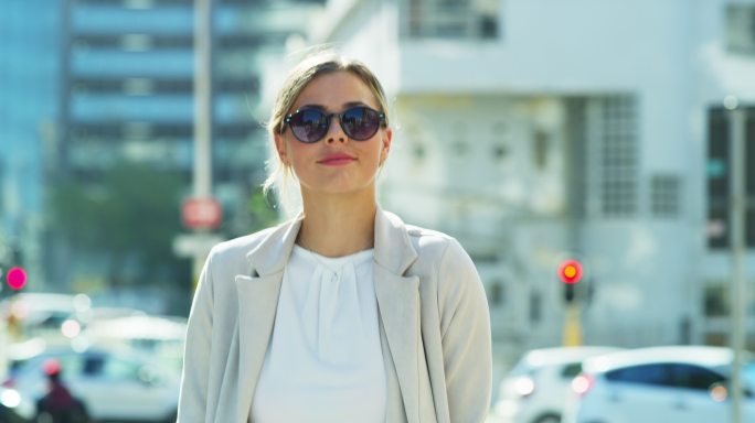 一个年轻女人戴上太阳镜