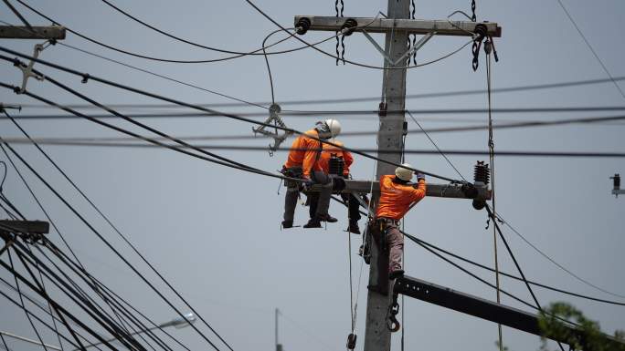 电线工人电力检修高危行业危险工作