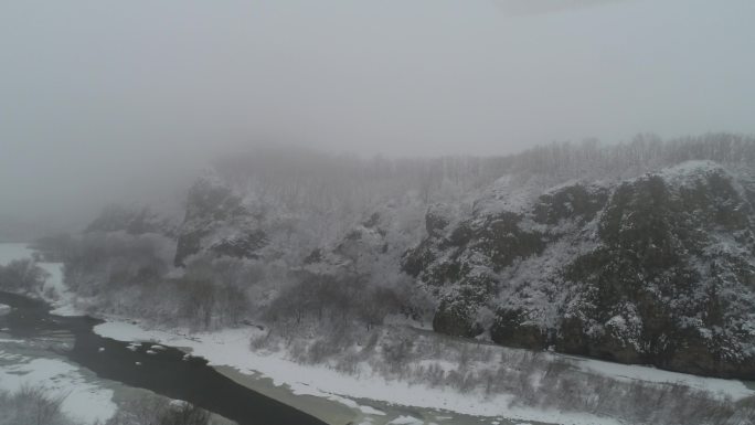 雪中的冰河山川树木