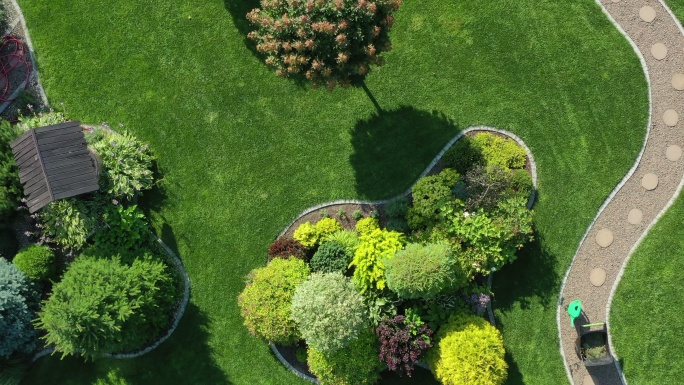 后院花园和草地生态绿色住宅园林绿化社区小