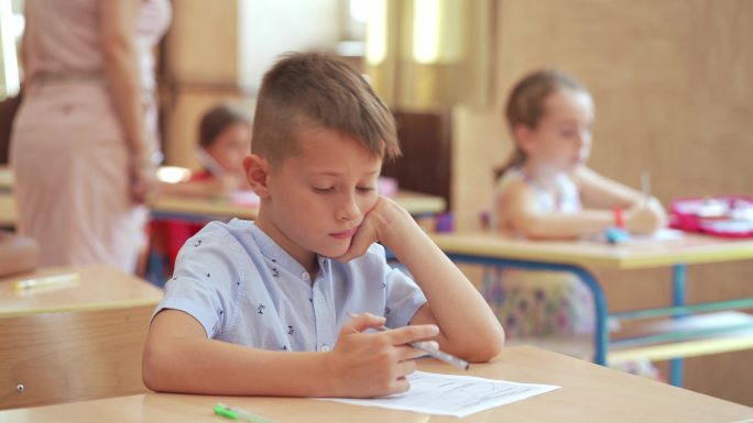 小学生在学校考试中有知识问题