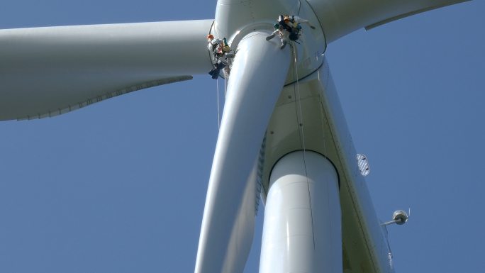 风力涡轮机的低角度视图