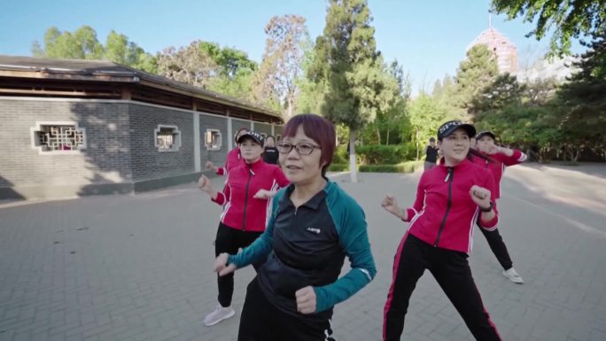 市民在公园跳健身操体育锻炼