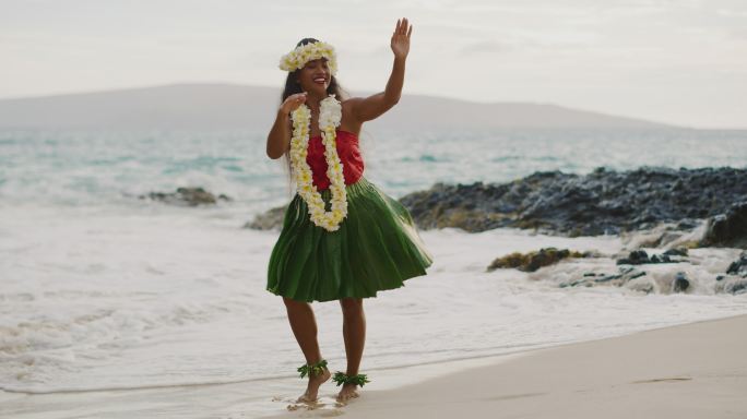 在海滩上表演夏威夷草裙舞的女人