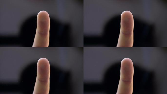 手指触摸透明屏幕或玻璃