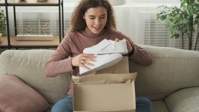 女人拆开一双新鞋外国人网购购物