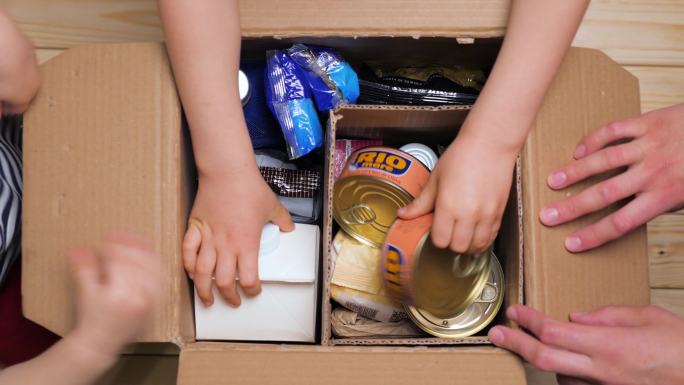 孩子们在家里打开食品递送箱