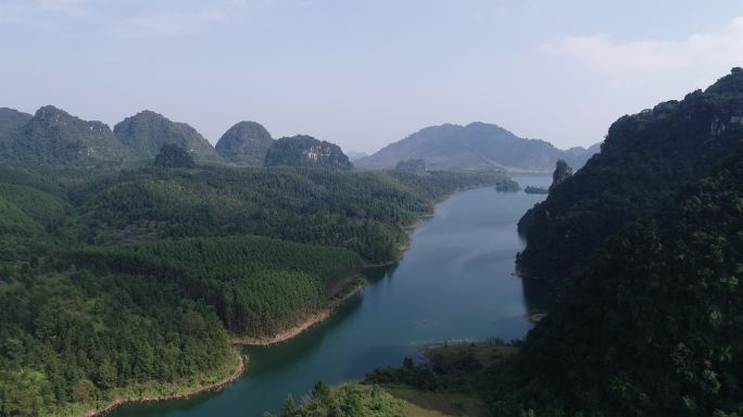 航拍喀斯特山区森林湖泊