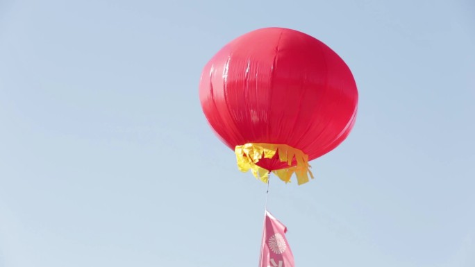 天空中开业庆典的红色气球