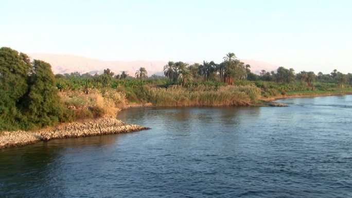 在埃及尼罗河岸边巡航