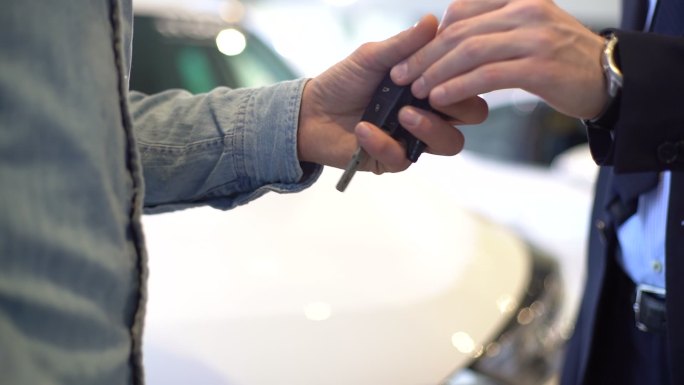 销售员将车钥匙交给客户