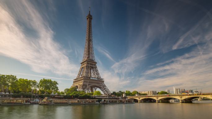 日落时巴黎著名的滨河交通湾塔楼景观