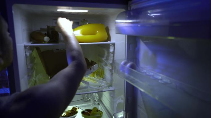 在冰箱里找食物的人