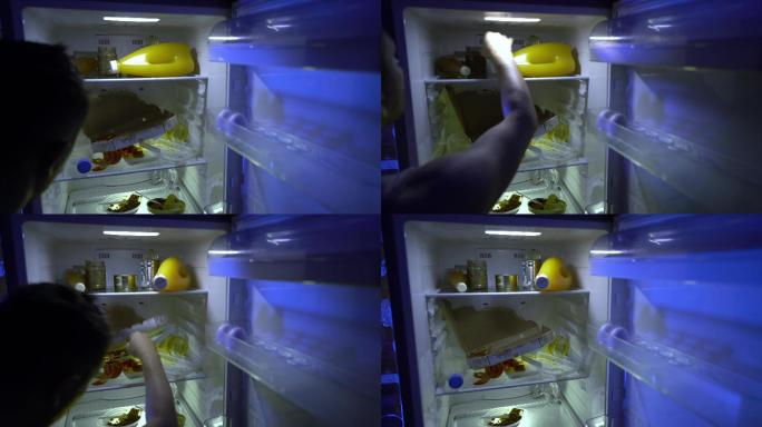 在冰箱里找食物的人
