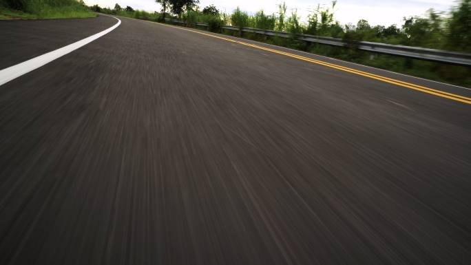 快速汽车在沥青路面上行驶的前视野图