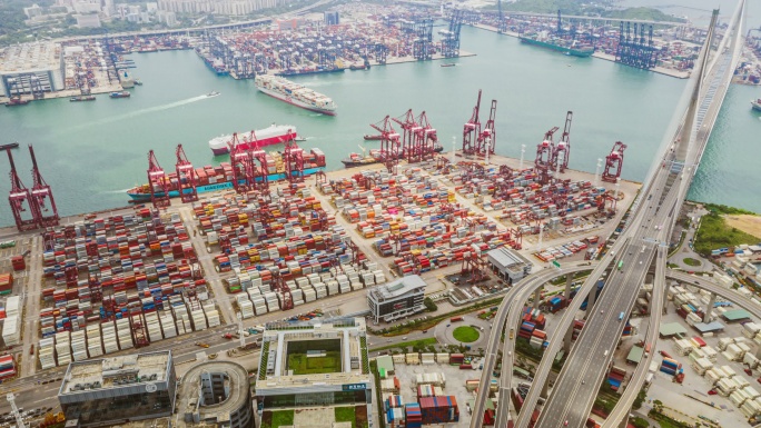 香港港工业区超长时间段与货柜船、起重机和汽车交通。