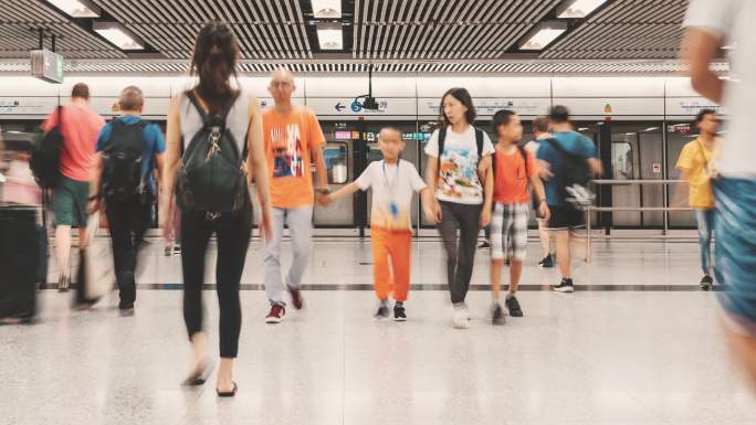 香港高峰期地铁人流脚步步伐等车乘客上下班