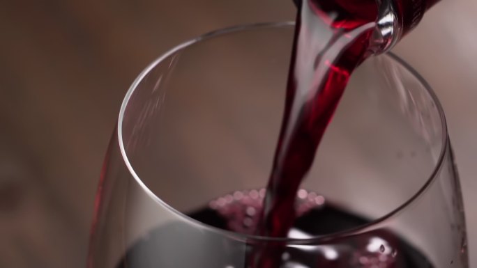 葡萄酒倒入玻璃杯红色倒酒葡萄酒