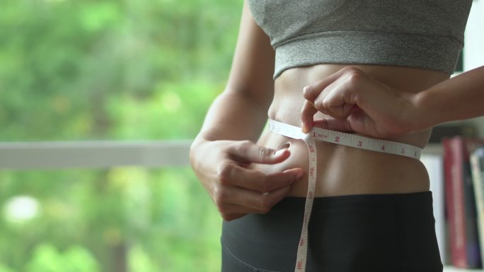 女人测量她的腰视频素材