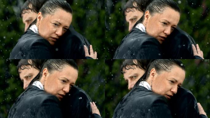 中年夫妇在雨中拥抱的超慢镜头