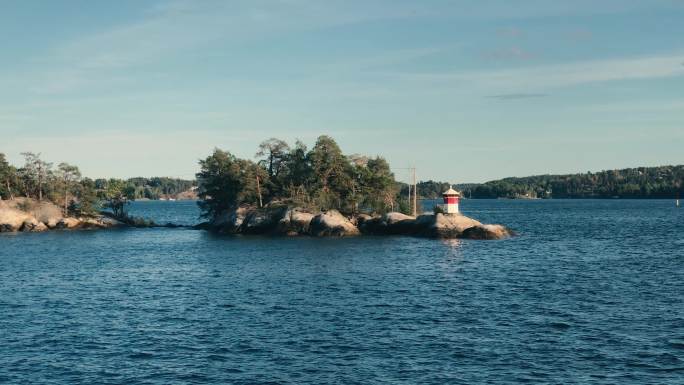 斯德哥尔摩群岛上红白相间的小灯塔