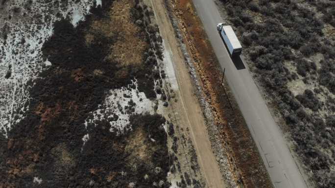 卡车货物运输在美国西部农村的一条通路上