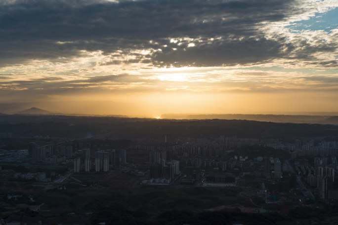 风起云涌夕阳照在大地 8K分辨率