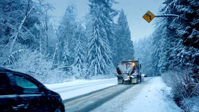 扫雪机和汽车驶过冬季雪花下雪雾凇风景