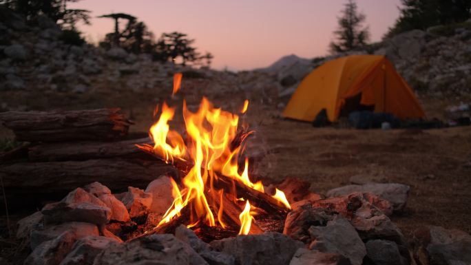 山中的旅游营地燃起篝火