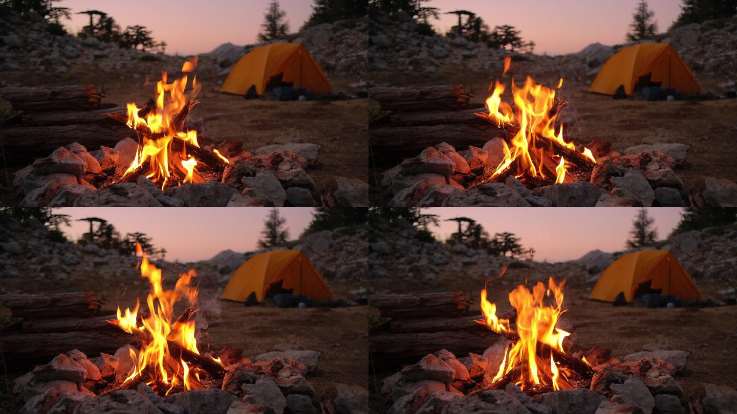 山中的旅游营地燃起篝火
