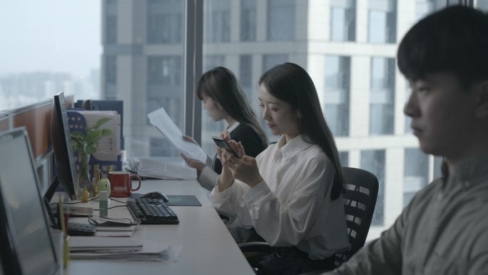白领在办公室用手机【4K】【升格】