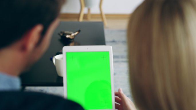 情侣使用平板电脑绿色屏幕可抠像
