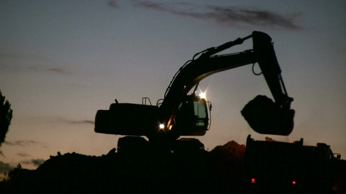 挖掘机夜间作业拆迁工程建设工地房地产挖掘