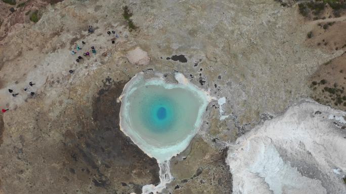 蓝色地热喷泉上方的4K空中视频