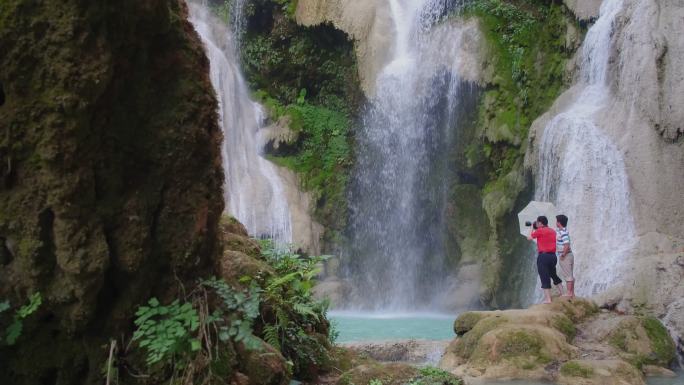 老挝森林里的瀑布