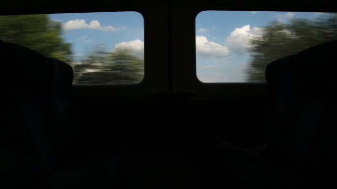 从客车车厢里拍摄的电影场景