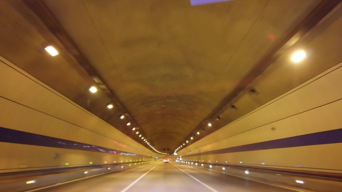 行车记录仪隧道行驶