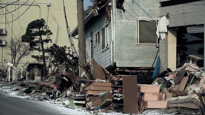 海啸过后街道上到处是房屋废墟