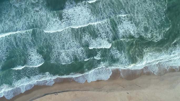 航拍大海海滩浪花